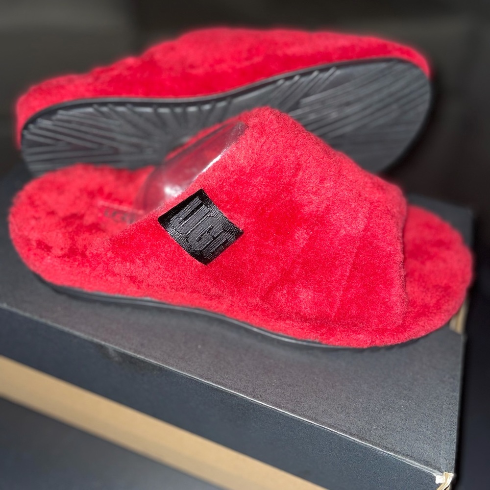 Ugg slipper sz 7 Fluff You